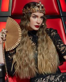 Belinda deja helados a sus fans con este maquillaje con glitter en las cejas