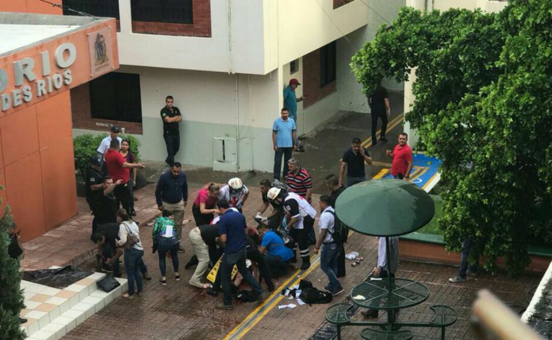 El policía fue atacado por dos hombres armados que lo esperaban en la sección de comidas, a un costado de la Facultad de Derecho, donde los peritos recolectaron cascajos percutidos.FOTOS: Línea Directa