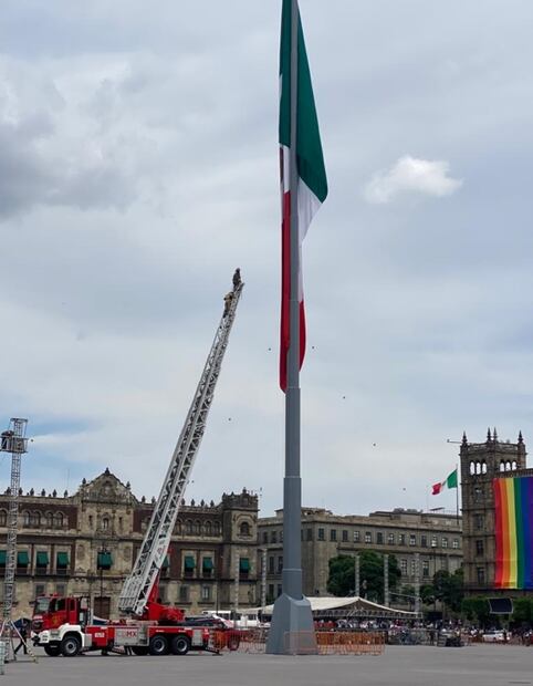Por fuertes vientos, bandera monumental del Zócalo se atora en el asta