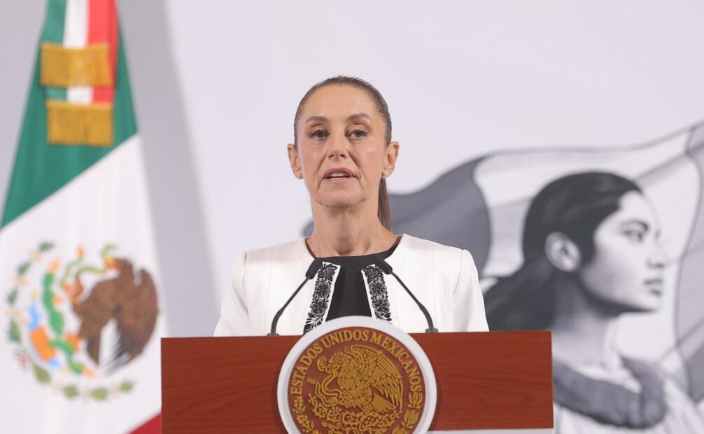 Tras retirar ayer su iniciativa de reforma a la Ley del ISSSTE, la presidenta Claudia Sheinbaum informó que será mediante decretos presidenciales que se garantiza que no aumenten las deudas por los créditos de vivienda en el Fovissste y se congele la edad de jubilación de 58 años para hombres y 56 años para mujeres. Foto: Gabriel Pano / EL UNIVERSAL