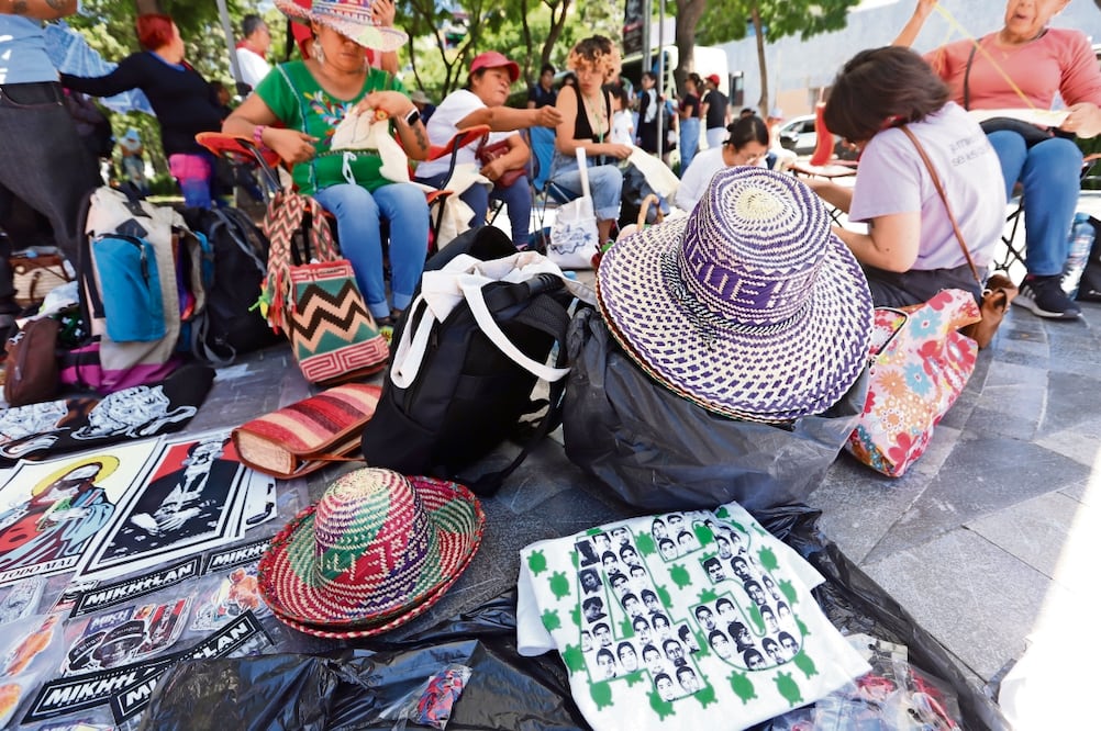 En el Hemiciclo a Juárez se llevaron a cabo actividades culturales y venta de playeras a un año más de la desaparición de los normalistas. Foto: Berenice Fregoso | El universal