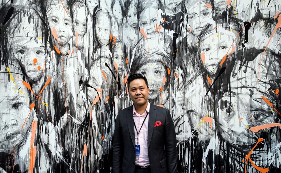 El artista francés Hom Nguyen posa junto a una de sus obras en el Grand Palais, en París. Foto: EFE/ Etienne Laurent