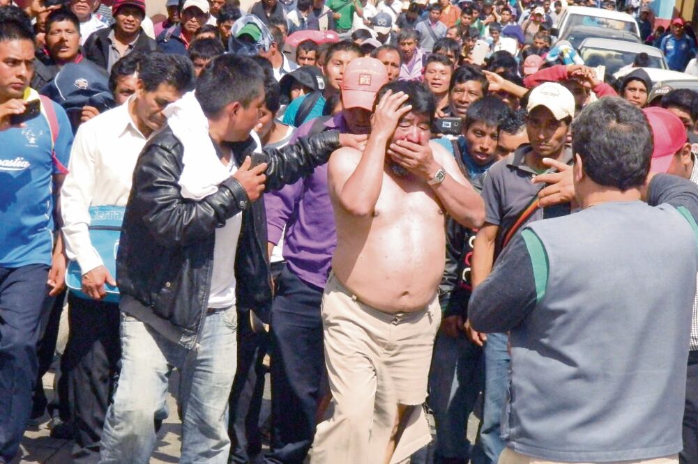 Durante una hora la turba condujo a golpes al ex presidente municipal a las oficinas de la fiscalía en el sur, en donde el indígena llegó con el rostro sangrante y semidesnudo (ÓSCAR LEÓN. EL UNIVERSAL)