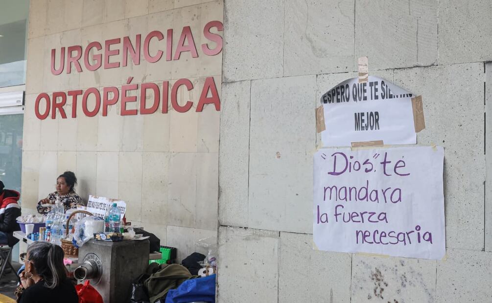 Colocan cartulina con mensaje "Dios te mandará la fuerza necesaria" afuera del INR, donde familias de víctimas del Puente de la Concordia esperan noticias (13/09/2025). Foto: Gabriel Pano / EL UNIVERSAL