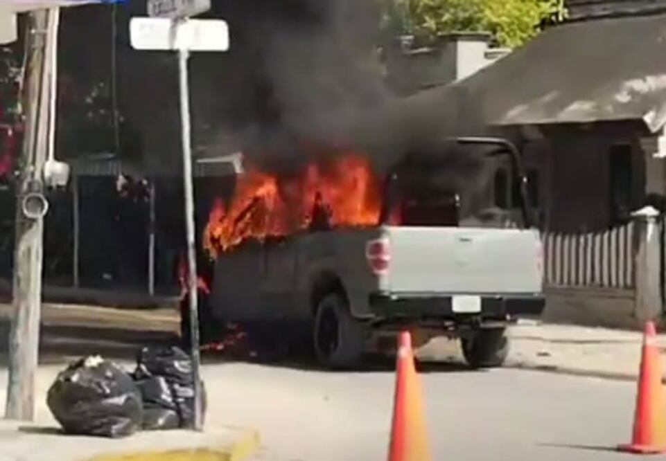 Una camioneta de la Secretaría de Marina fue consumida por el fuego en Progreso, Yucatán. Foto Especial