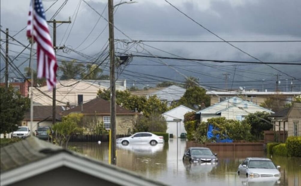 Tormenta rompe el dique de un río en California; desalojan a miles