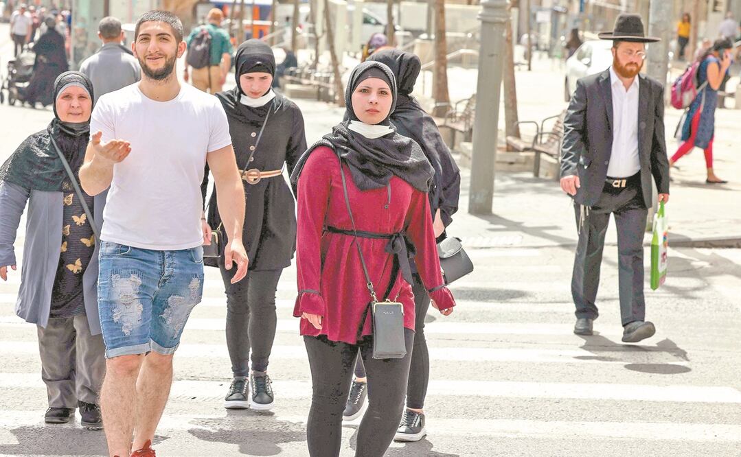 Los israelíes salieron a las calles de Jerusualén sin el cubrebocas. Foto: MENAHEM KAHANA. AFP