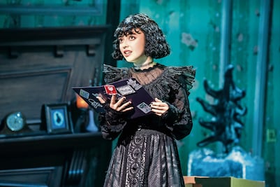 "Beetlejuice" dota de lecciones a Isabella