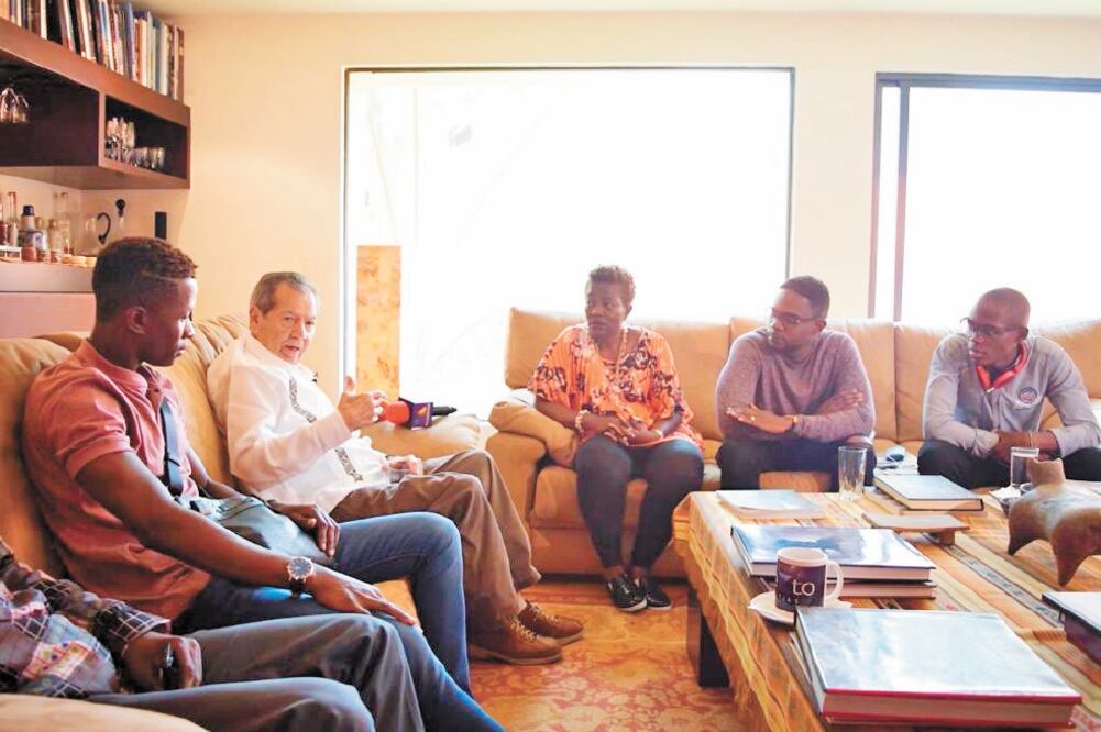 Apoyo a extranjeros. Porfirio Muñoz Ledo se reunió ayer con cinco migrantes de origen africano que buscan refugio en México. Foto/TOMADA DE TWITTER