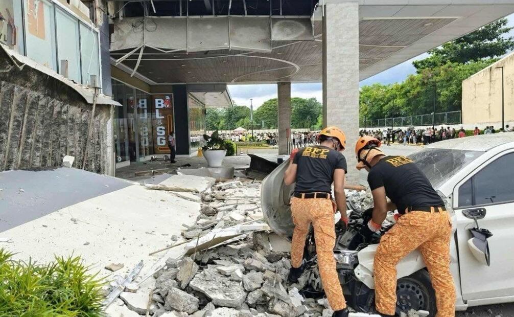 Una fotografía proporcionada por la Oficina de Protección contra Incendios (BFP) muestra a los bomberos retirando escombros afuera de un centro comercial luego de un terremoto en la ciudad de Butuan, región de Caraga, Filipinas. Foto: EFE