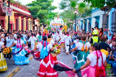 Cómo vivir la Guelaguetza 2026 en Oaxaca, si no alcanzaste boleto