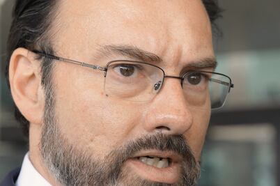 Pasaportes apócrifos, más chamba para Videgaray