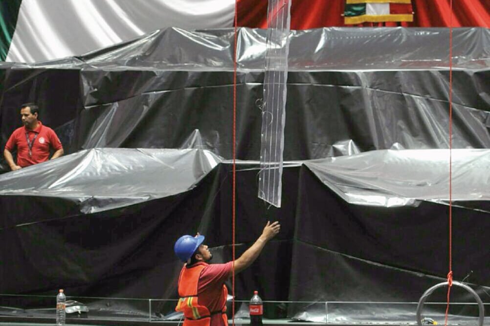 Los trabajos de remoción de esta gran estructura iniciaron el jueves a las 19:00 horas y concluyeron el día de ayer, lo que permitirá que haya sesión el próximo martes 26 de septiembre. (HORACIO JIMÉNEZ. EL UNIVERSAL)