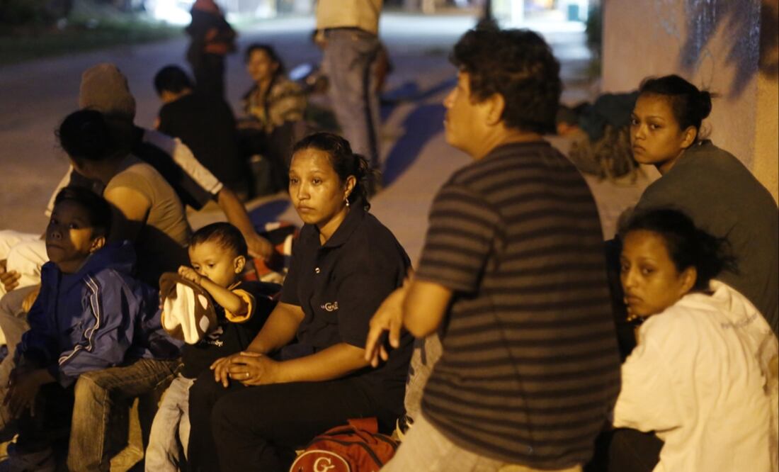 Central American immigrants waiting for a train in Chiapas – Photo: Luis Cortés/EL UNIVERSAL