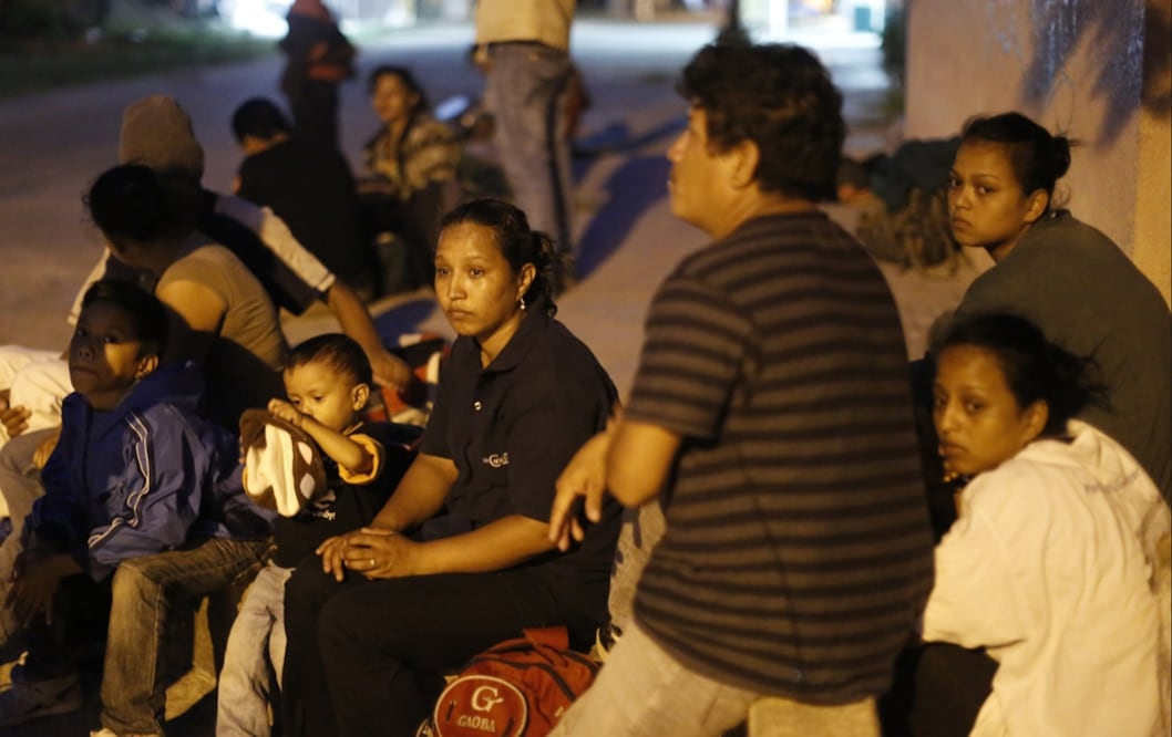 Central American immigrants waiting for a train in Chiapas – Photo: Luis Cortés/EL UNIVERSAL