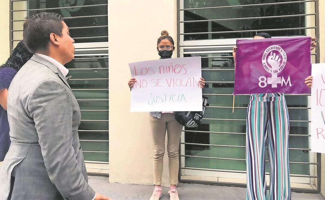 Afuera de los juzgados penales de Cuautitlán, activistas y padres de familia exigieron justicia para las menores del Jardín de Niños Carlos Pellicer. Foto: Rebeca jiménez / EL UNIVERSAL