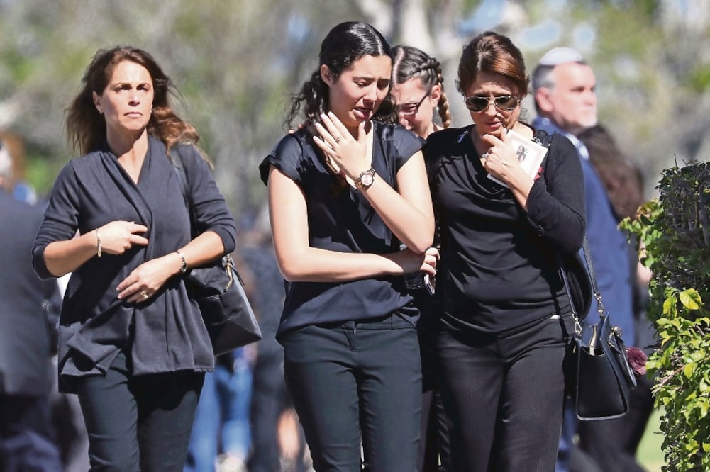 Dolientes durante el funeral de Alyssa Alhadeff, de 14 años, realizado ayer en la capilla Estrella de David. Alyssa murió en el tiroteo del miércoles en Parkland, Florida. (AFP)