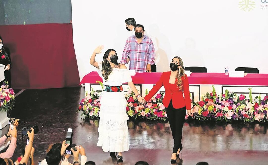 Gran fiesta se realizó en el teatro María Luisa Ocampo para la toma de protesta de Liz Adriana Salgado como titular del DIF Guerrero. Foto: Especial.