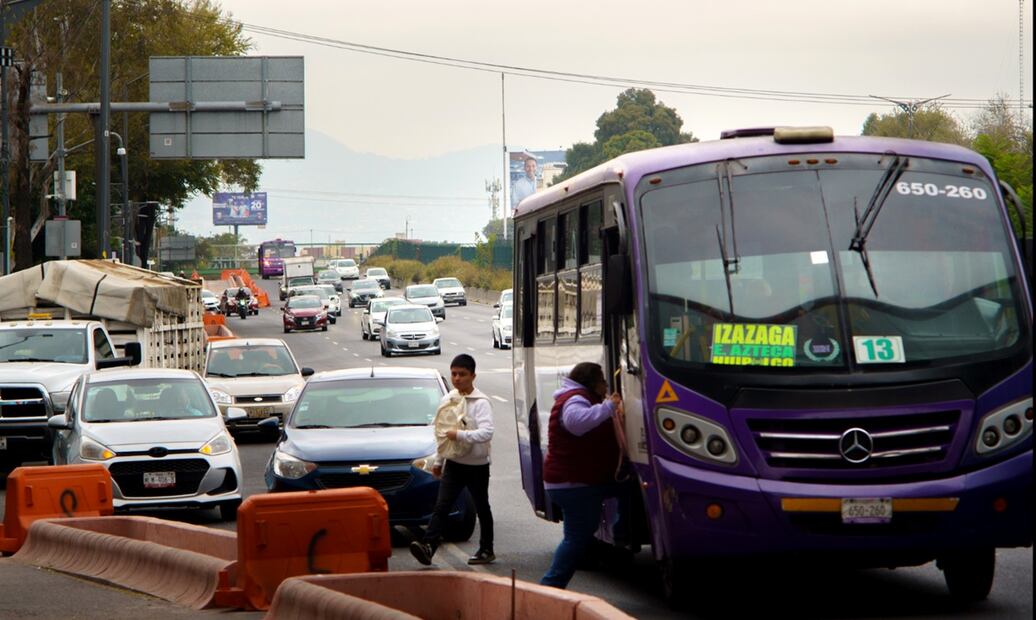 Calzada de Tlalpan presenta complicaciones viales por la reducción de carriles de circulación debido a las obras de la ciclovía Gran Tenochtitlan y la calzada flotante, el lunes 10 de noviembre de 2025. Fotos: Osmar Alvarado /EL UNIVERSAL