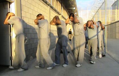 Reciben libertad anticipada 66 reos del fuero federal