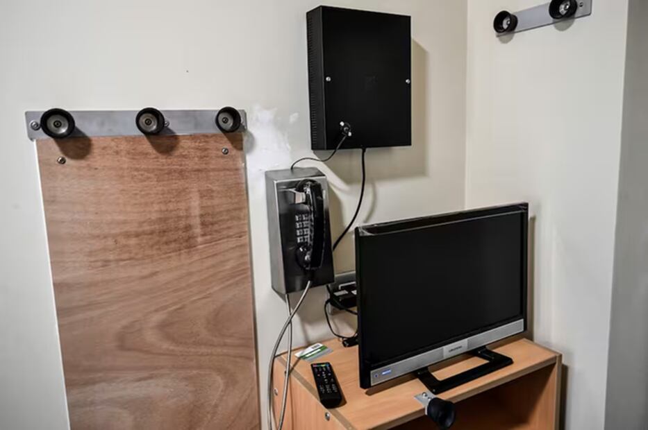 En la zona VIP de La Santé, se puede tener acceso, por una cantidad mensual, a una televisión en la celda. FOTO: STEPHANE DE SAKUTIN. AFP