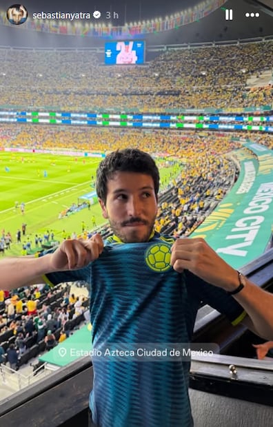 El cantante se unió a los aficionados para apoyar a su selección desde el estadio. Foto: Instagram.