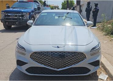 Hallan autos de lujo robados en EU en calles de Culiacán, Sinaloa