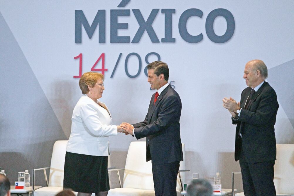 La presidenta de Chile, Michelle Bachelet, recibe el saludo del jefe del Ejecutivomexicano, Enrique Peña Nieto. Los acompaña el empresario chileno Jorge Carey, director de Masisa, durante el foro de Comercio e Inversiones Chile-México (ALEJANDRO ACOSTA)