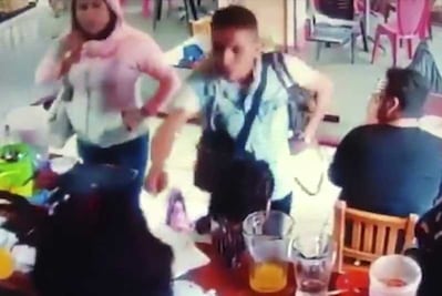 Pareja asalta restaurante en Iztapalapa