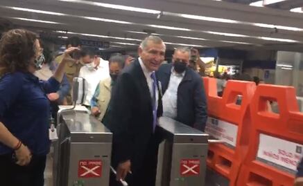 Adán Augusto López se refugia en el Metro tras polémica por presunto uso de avión de GN