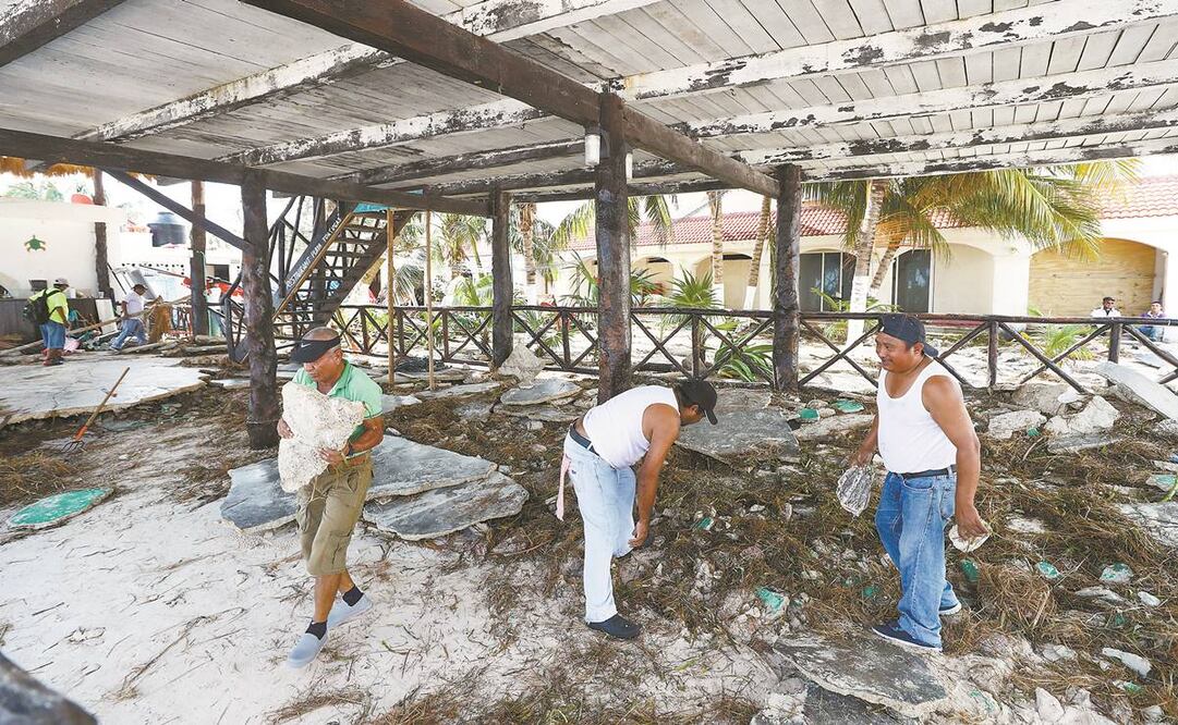 El Restaurante Playa Tortugas está en la zona costera de Cancún y tiene 45 años de existencia. Su dueño, Alfonso Cruz, estima que los daños por el paso del huracán podrían ser de, por lo menos, 150 mil pesos. Foto: DIEGO SIMÓN. EL UNIVERSAL