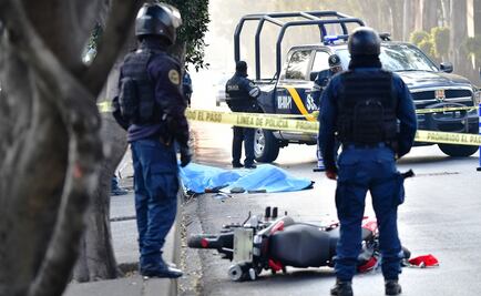 Muere un policía tras chocar con banqueta en Azcapotzalco