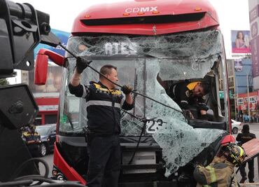 Choque de Metrobús en estación La Salle deja 10 lesionados