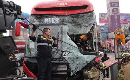 Choque de Metrobús en estación La Salle deja 10 lesionados