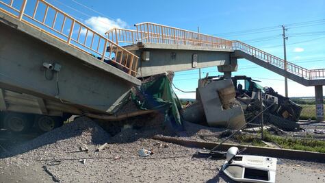Choque múltiple, tráiler derriba puente peatonal