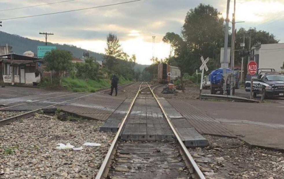 Maestros bloquean vías del tren en Múgica y Pátzcuaro, Michoacán
