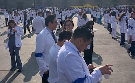 Marchan residentes de Hospital General por retraso en pagos