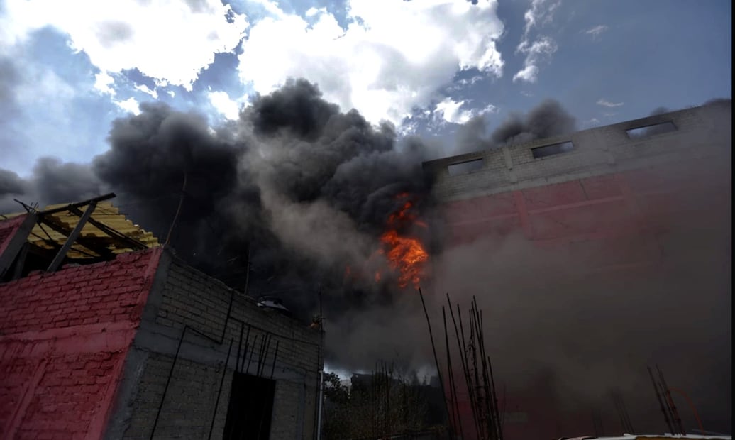 Bomberos de la Ciudad de México y Estado de México sofocan un fuerte incendio que se registró en una bodega de colchones en la colonia Hank González, en el municipio de Ecatepec, el martes 21 de octubre de 2025. Foto: Francisco Rodríguez/EL UNIVERSAL