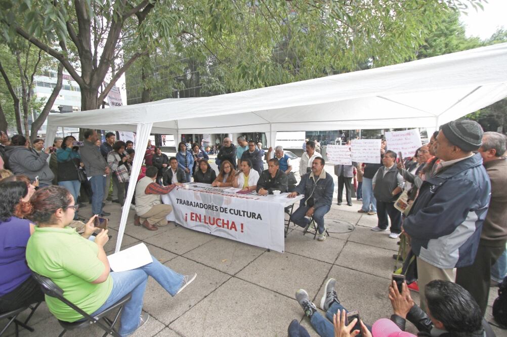 Ayer por la mañana permanecían las manifestaciones de los sindicalizados afuera de la sede de la Secretaría de Cultura en la Avenida Reforma. Foto: CARLOS MEJÍA. EL UNIVERSAL