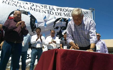 López Obrador firma acuerdo mientras transcurre jornada electoral