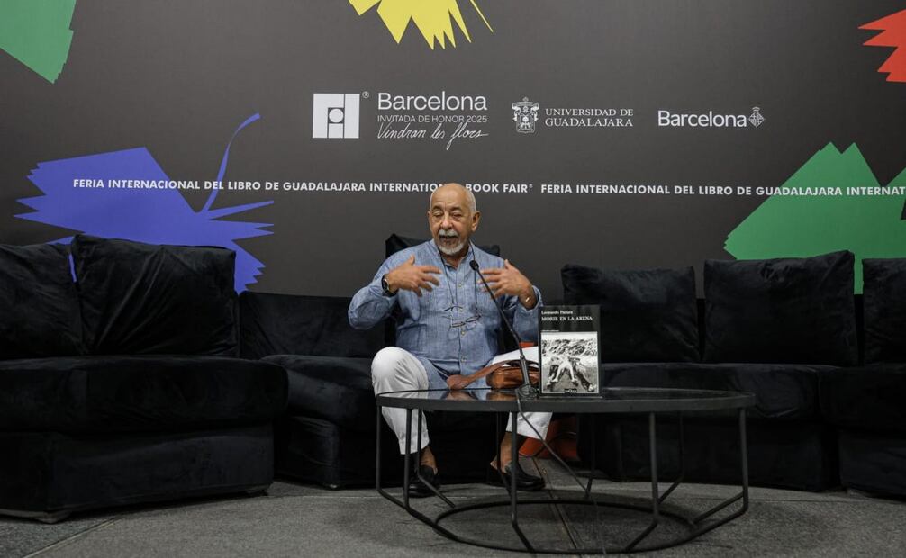 El escritor cubano Leonardo Padura tuvo una conferencia con medios de comunicación en el marco de la Feria Internacional del Libro (FIL) de Guadalajara. Foto: Gabriel Pano / EL UNIVERSAL