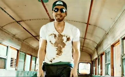 Enrique Iglesias usa camiseta manchada de sangre en su nuevo video
