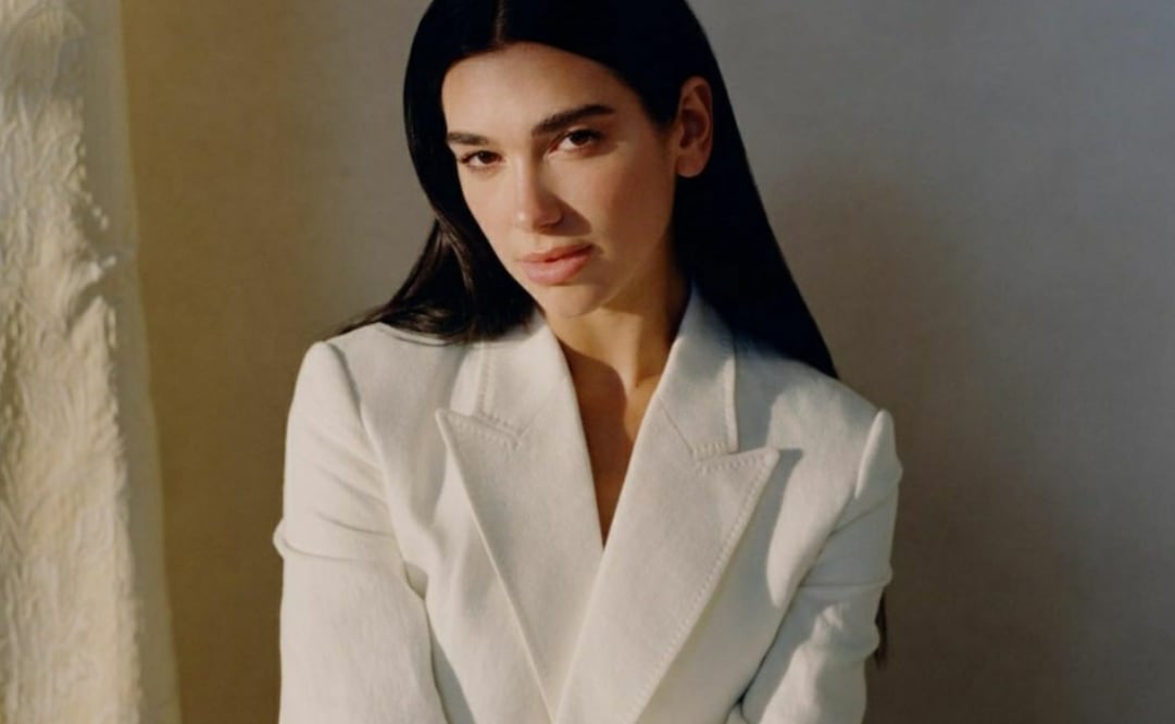 Dua Lipa nos muestra cómo lucir la tendencia de resaltar la ropa interior. Foto: Instagram @dualipa