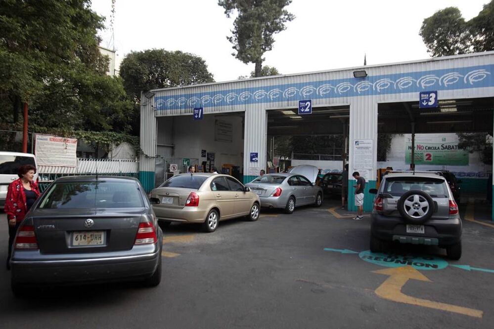 Conforme al programa vigente del Hoy No Circula, la calcomanía 1 restringe la circulación dos sábados al mes y un día entre semana. Foto Archivo/EL UNIVERSAL