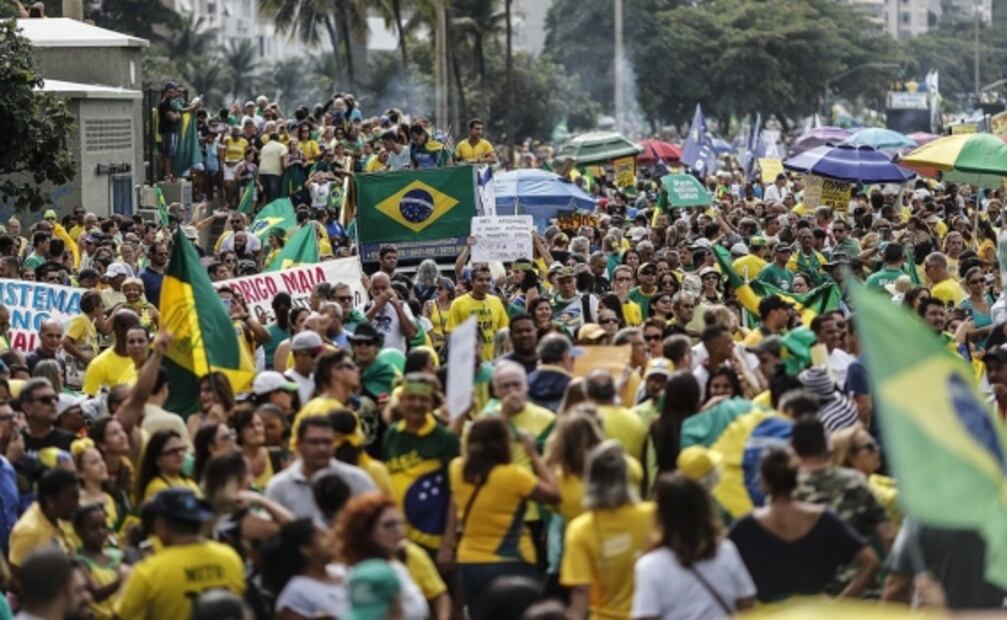 Brasileños se movilizan en varias ciudades a favor de Bolsonaro 