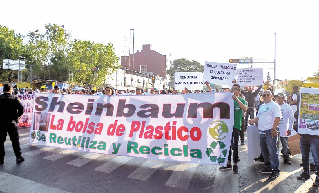 Alrededor de mil 400 fabricantes y comerciantes del sector plastiquero se manifestaron ayer frente a la Secretaría del Medio Ambiente. ARMANDO MONROY. CUARTOSCURO