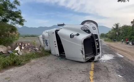 Vuelca tráiler cargado con cajas de aceite comestible en carretera de Oaxaca; se registran actos de rapiña