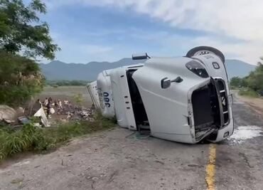 Vuelca tráiler cargado con cajas de aceite comestible en carretera de Oaxaca; se registran actos de rapiña