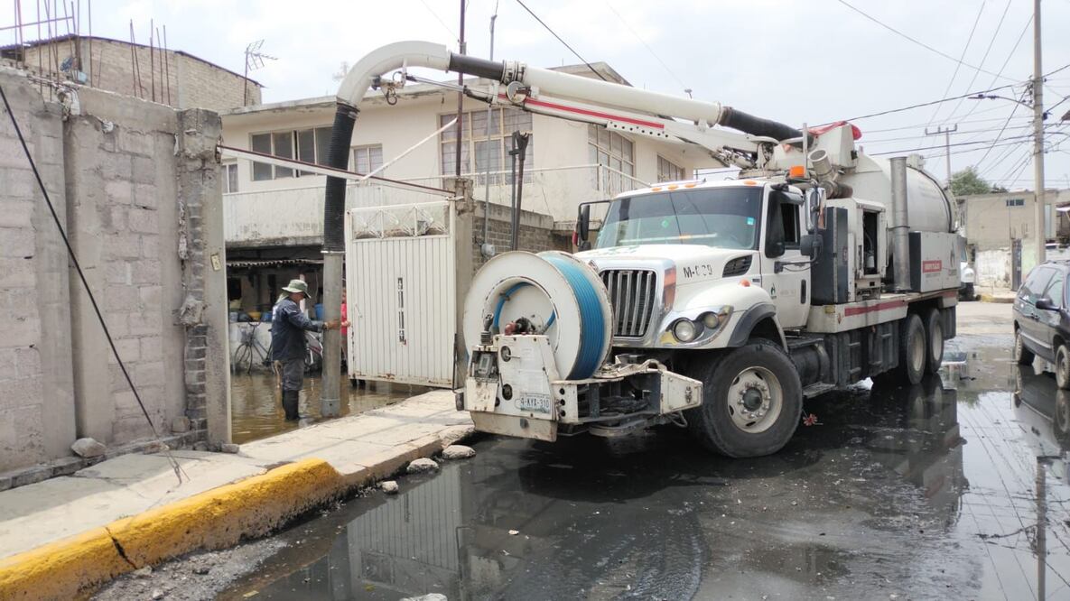 Elementos de la Coordinación General de Protección Civil y del Grupo Tláloc de la Comisión Estatal de Aguas del Estado de México continúan trabajando para reducir los niveles de agua que dejaron las lluvias y que afectaron a 600 casas de la colonia Culturas de México. (Foto: especial)