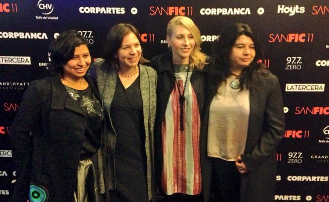 Martha Orozco, Marcia Tambutti, @SandovalGab y Paola Castillo previo al ingreso al estreno. FOTO: Twitter/@SANFICFESTIVAL.